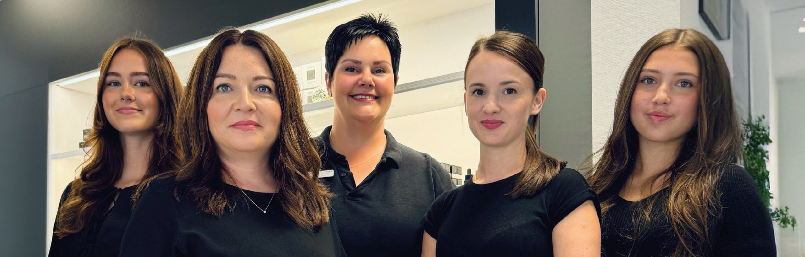 Zwei Frauen, eine lehnt den Kopf an die andere, beide schauen frontal.